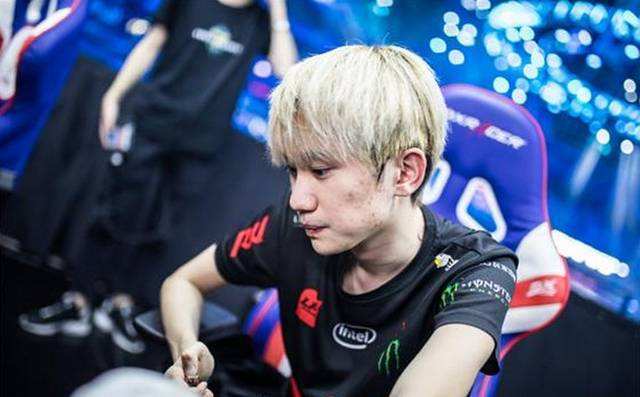 中场球员在 中场球员在